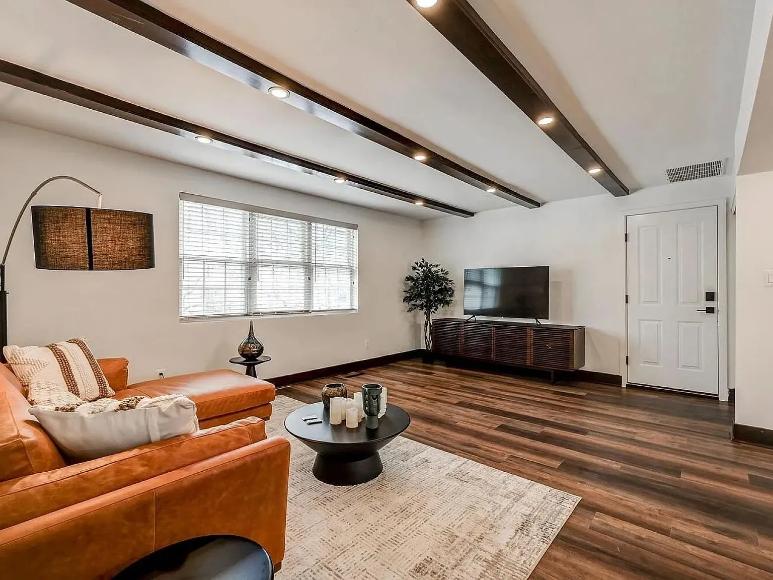 Beautiful Studio Apartment Home, 507 Sq.Ft., On Site Parking — Photo 4
