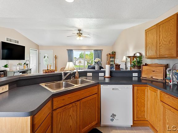 4th image of 1837 Redwood Cir