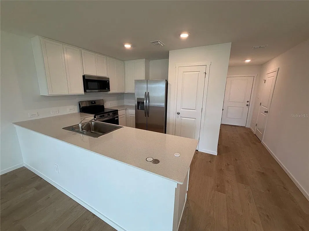 3 bed, 2.5 bath, 1386 sqft, $2,050 — Photo 3