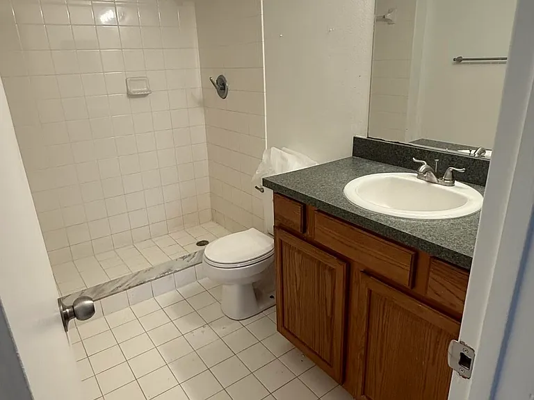 475 SE 8th St #220 — Photo 19