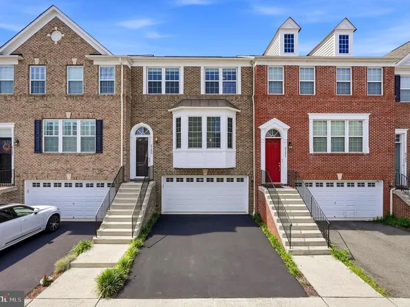 6189 Royal Crest Ln, Alexandria, VA 22310