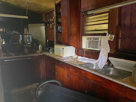 3rd image of 307 E Nell St
