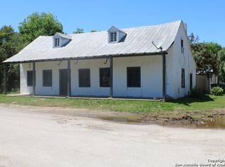 901 Vienna St, Castroville, TX 78009