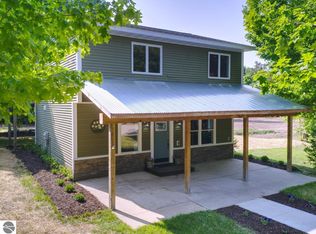 20 S Pine Tree Ln, Beulah, MI 49617