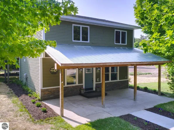 20 S Pine Tree Ln, Beulah, MI 49617
