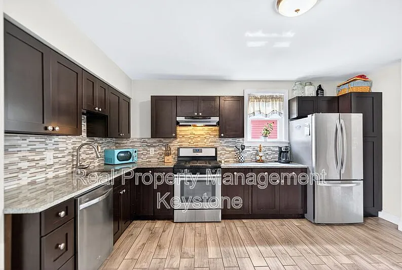 3 bed, 2.0 bath, 1254 sqft, $1,850 — Photo 3