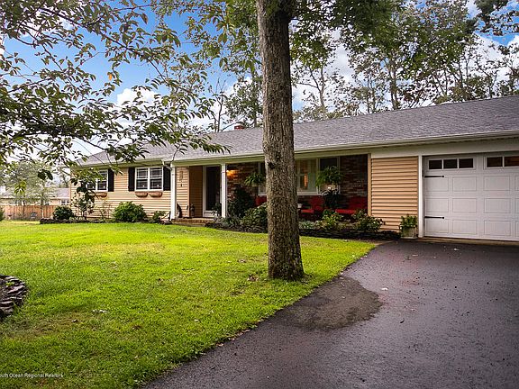 3rd image of 833 Donegal Ct