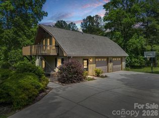 90 McEntire Rd, Tryon, NC 28782