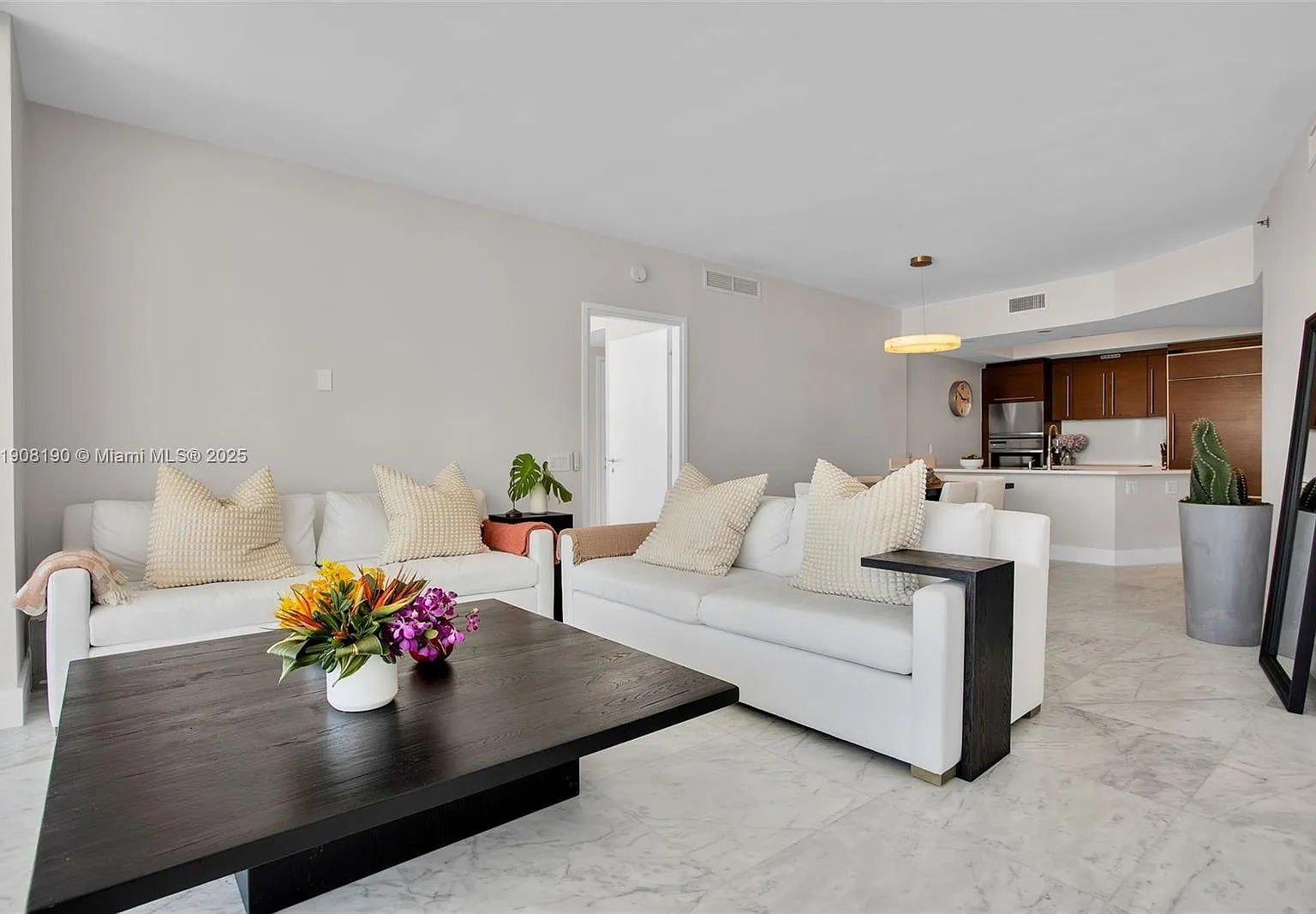 Icon Condo — Photo 2