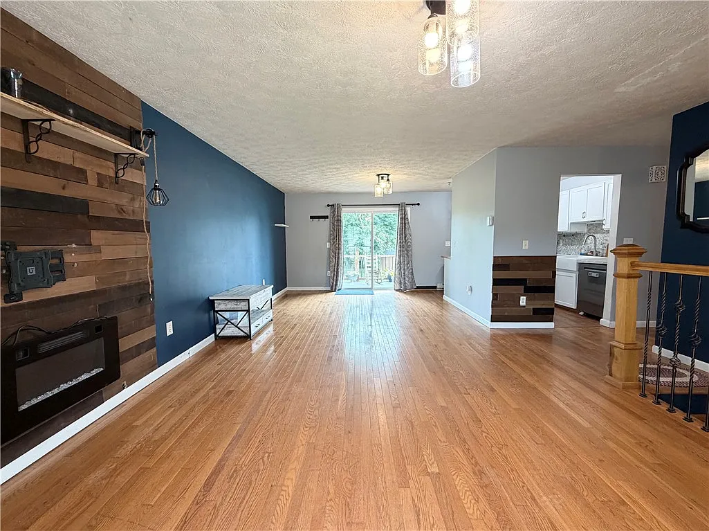 4 bed, 2.0 bath, 1610 sqft, $2,200 — Photo 3