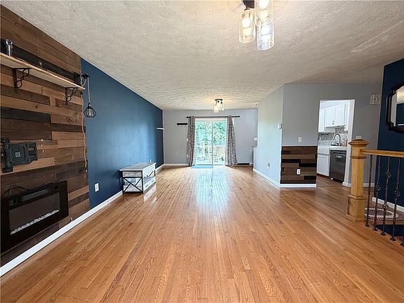 3rd image of 11 Cherry Cir