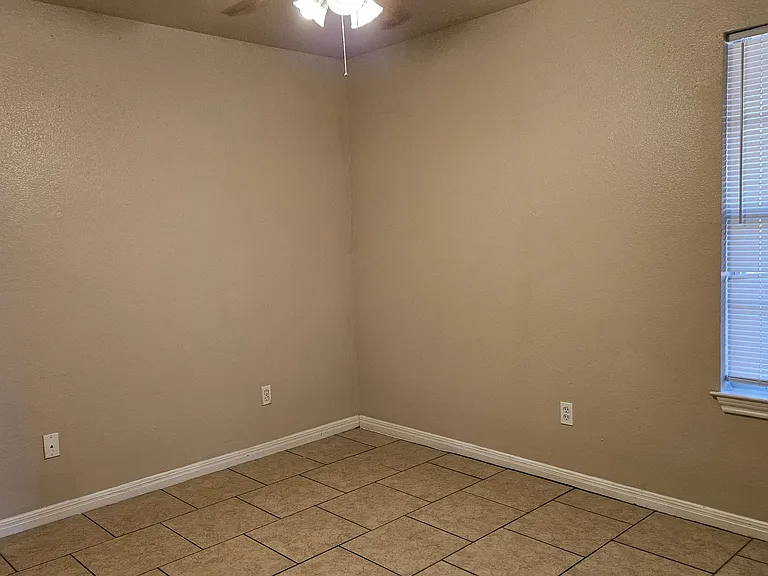 233 E Craven Ave — Photo 9
