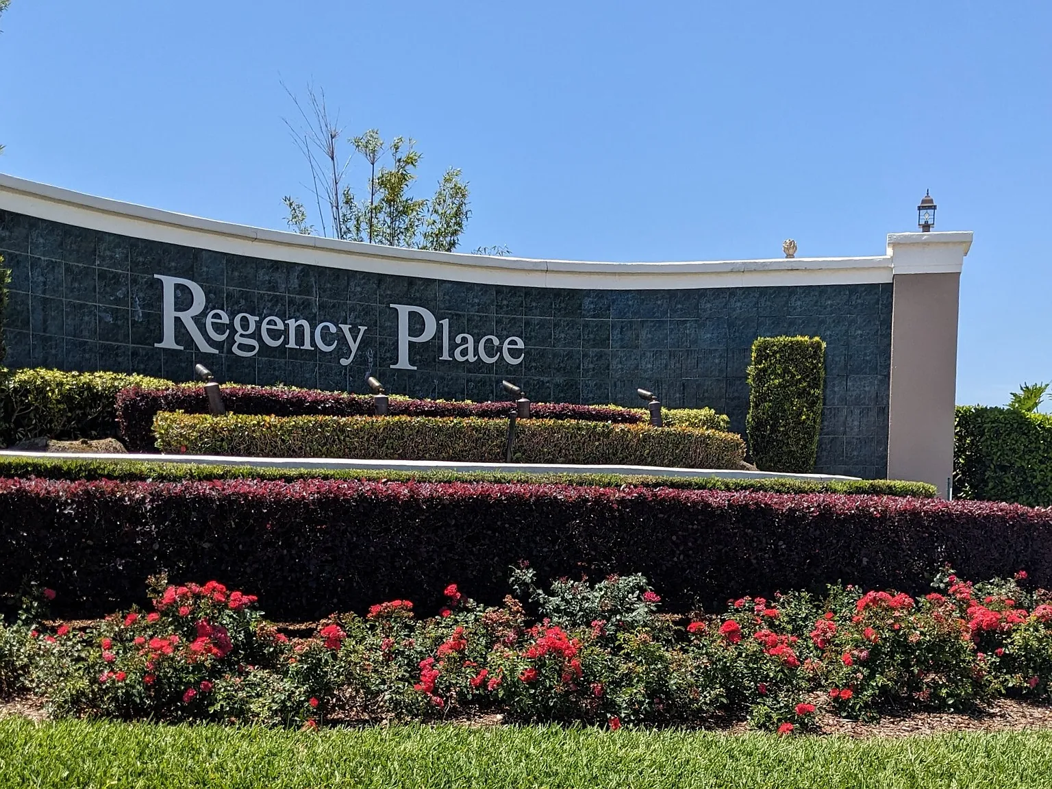 r51-246 Queen Mary Drive - 1 — Photo 2