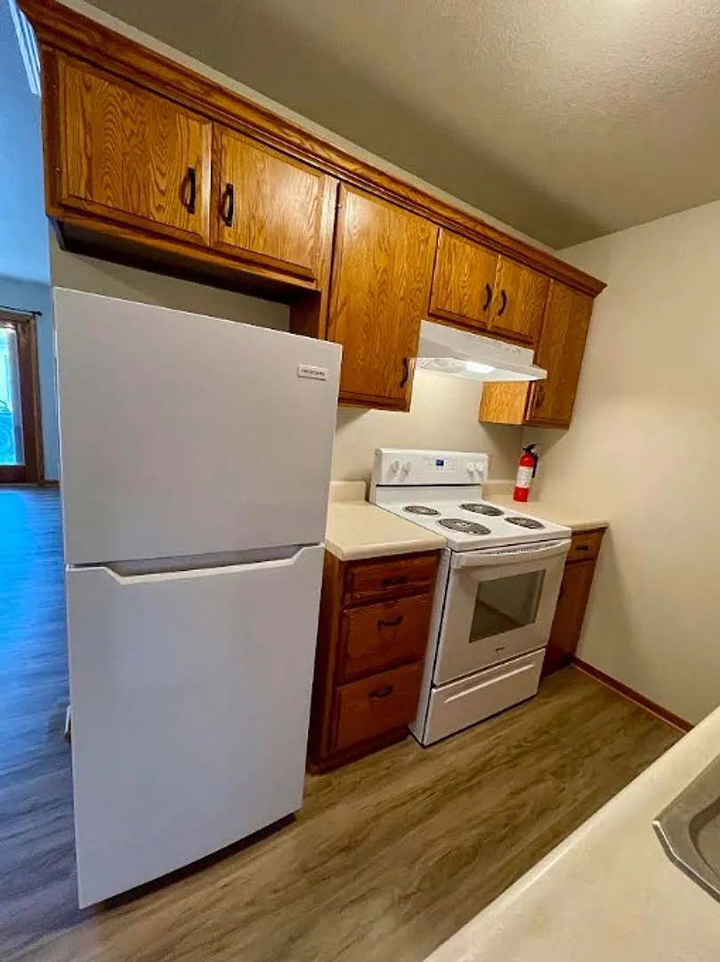 Seiberling - Hallcrest Apartments - 409 East 15th Street — Photo 2