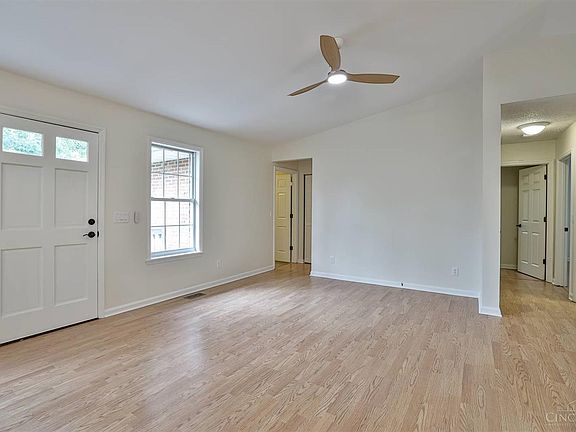 4th image of 1818 Mentor Ave
