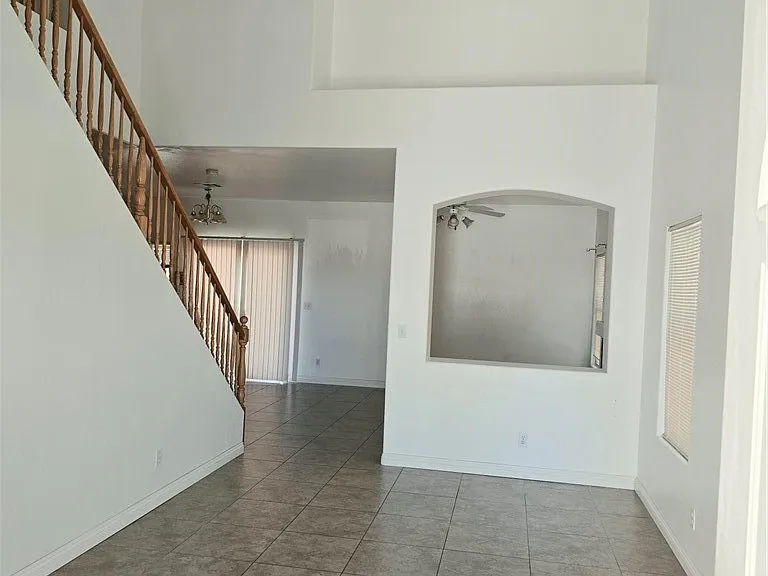 9034 W Rochelle Ave — Photo 2