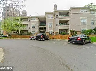 2 bed, 1.5 bath, 918 sqft, $2,400 — Photo 2