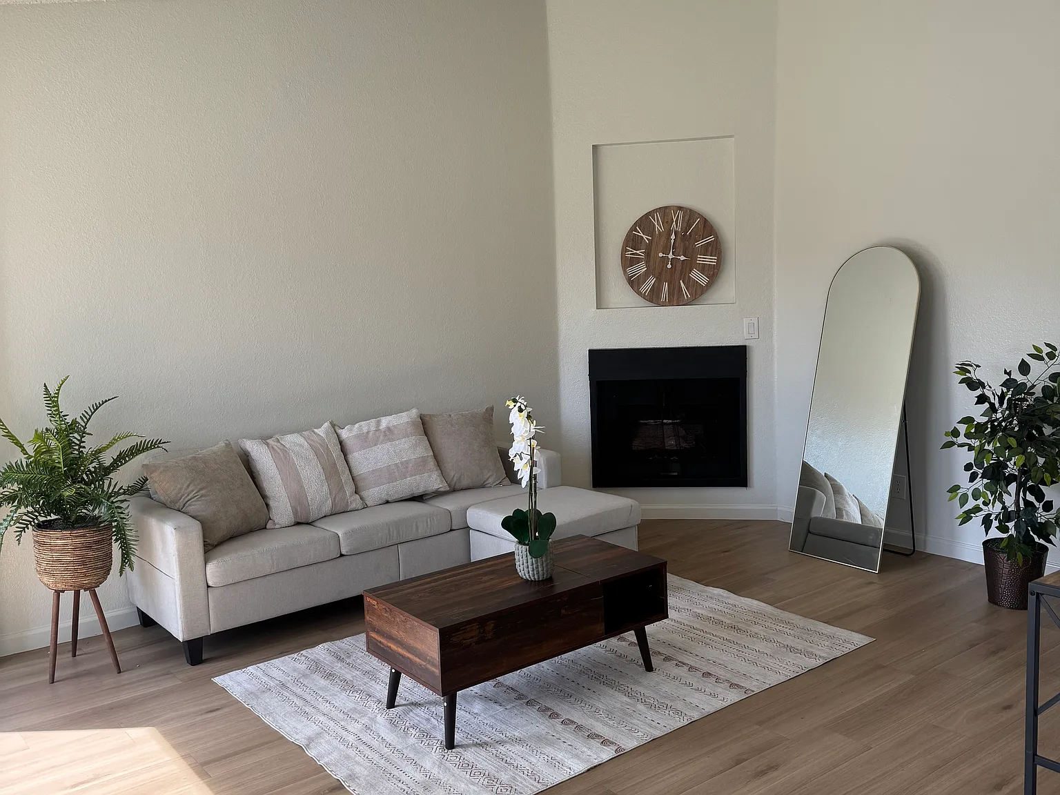 2 bed, 740 sqft, $2,725 — Photo 4