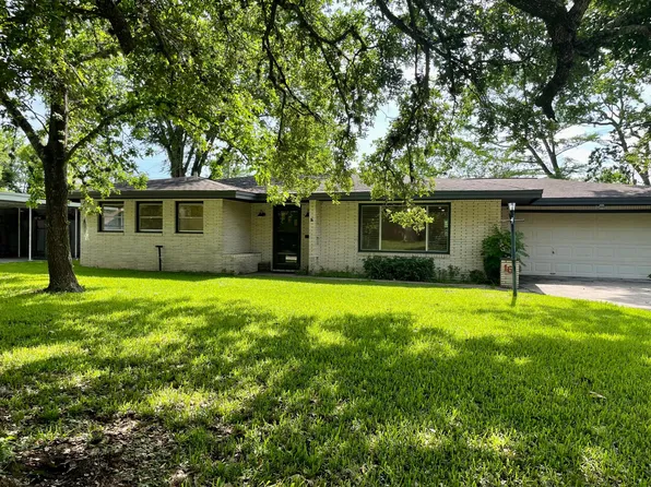 161 Oak Dr, Lake Jackson, TX 77566
