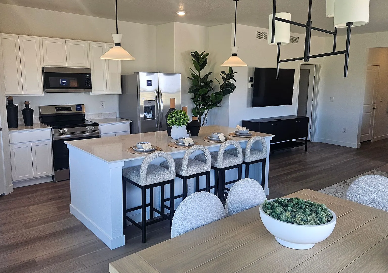 New 5 Bedroom Home in Windsor Prairie Song — Photo 2