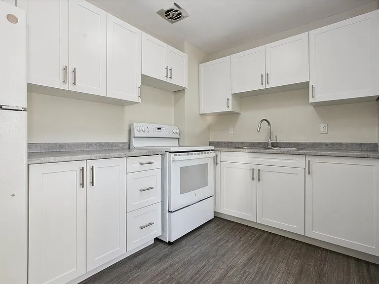 130 Allard St — Photo 4