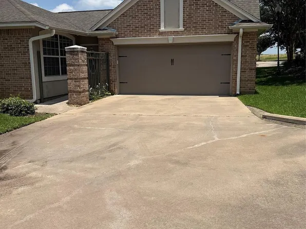 359 Stone Hill Dr, Brenham, TX 77833