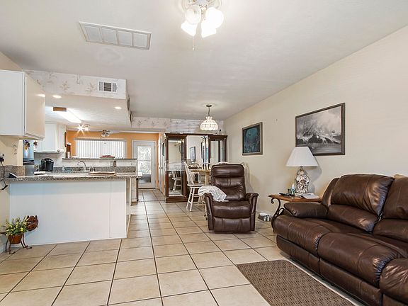 3rd image of 124 W Leslie Ln