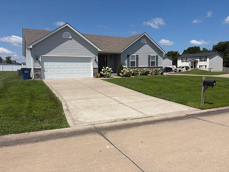 627 Gandalf Ln — Photo 2