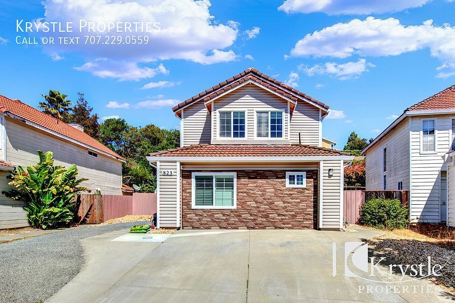 1st image of 823 Knights Cir