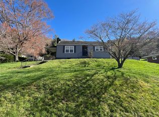 1022 Taylor St, Hinton, WV 25951