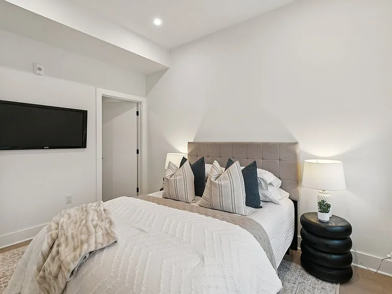 20 West — Photo 14