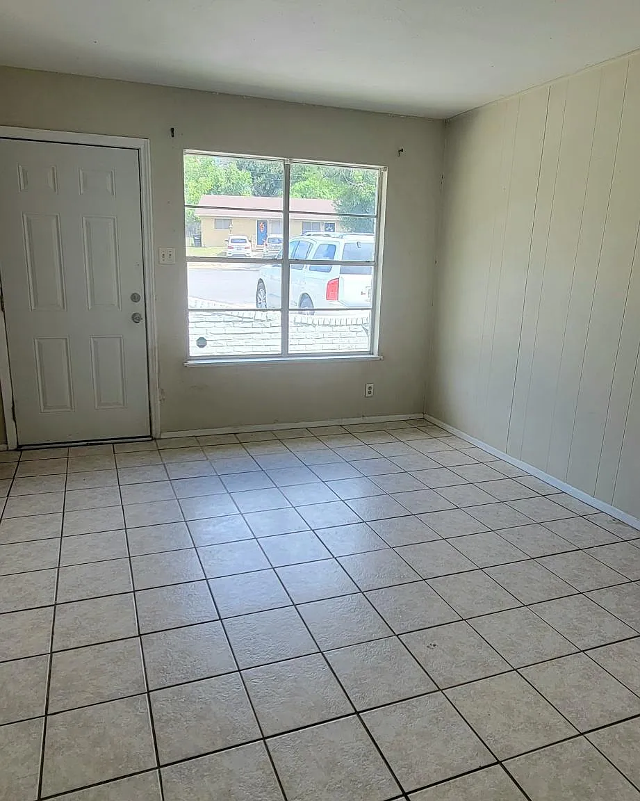 2 bed, 900 sqft, $1,300 — Photo 3
