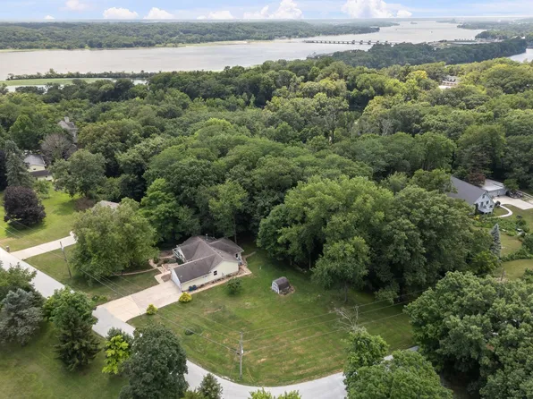 1142 Woodland Ln, Le Claire, IA 52753