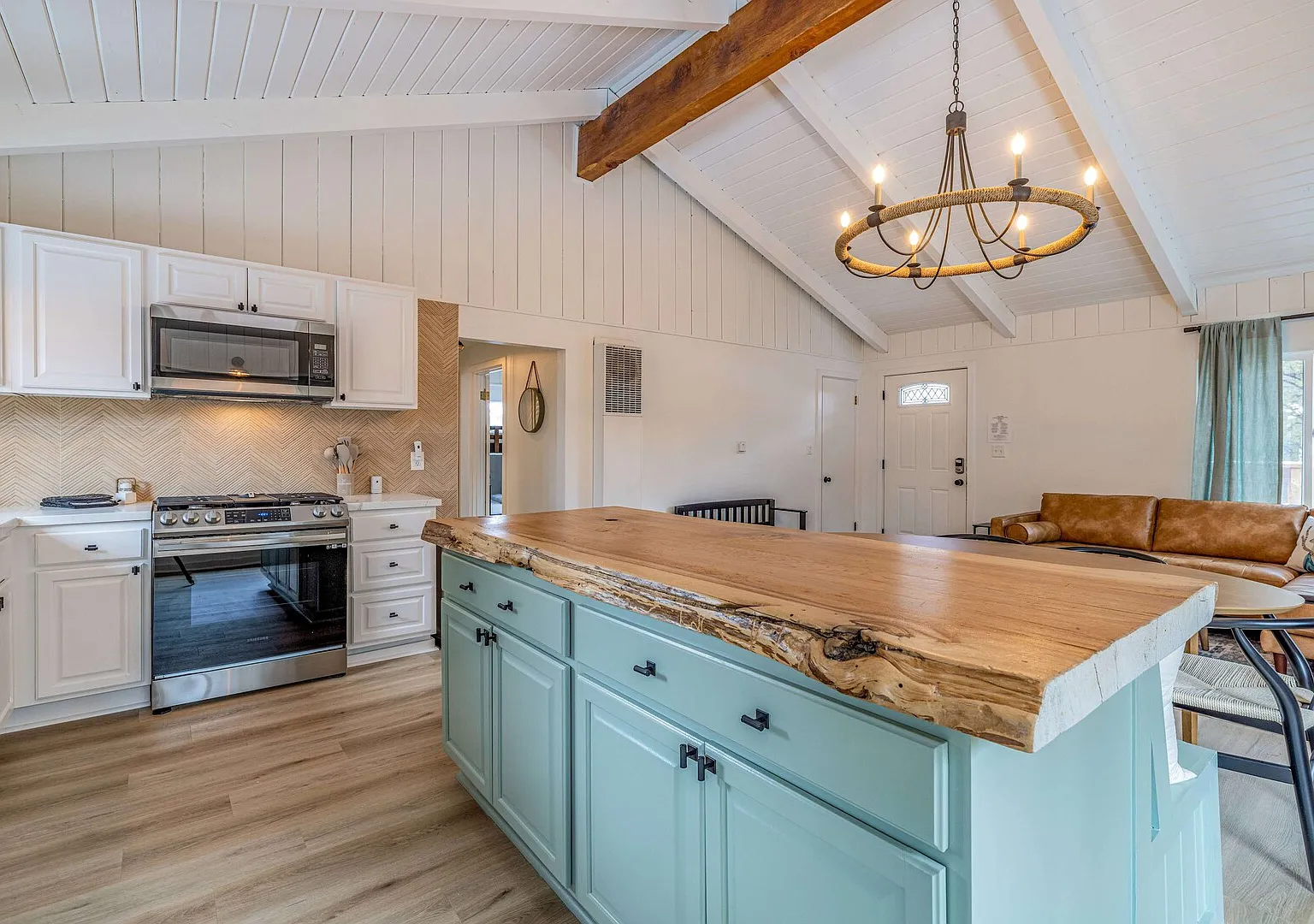 Chic Cabin Retreat with Hot Tub Big Bear — Photo 4