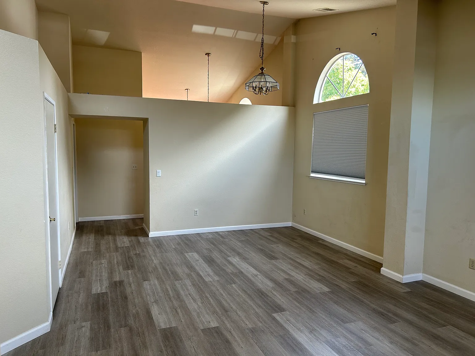 3 bed, 1294 sqft, $3,074 — Photo 2