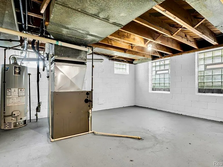 16350 Mack Ave — Photo 26