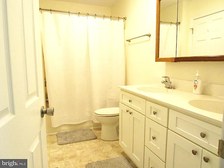 35 Beekman Pl — Photo 16