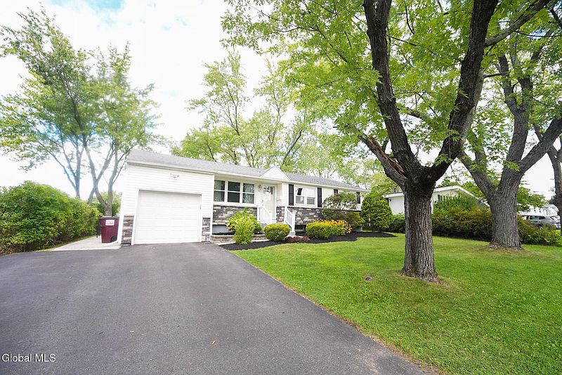 4th image of 24 Harold Avenue