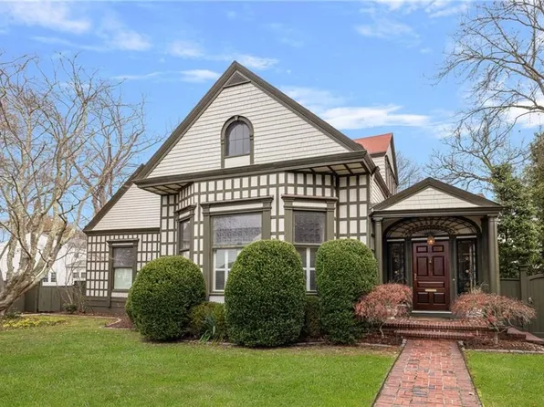4 Hunter Ave, Newport, RI 02840