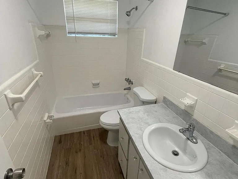 400 SE 9th Ct #9 — Photo 8