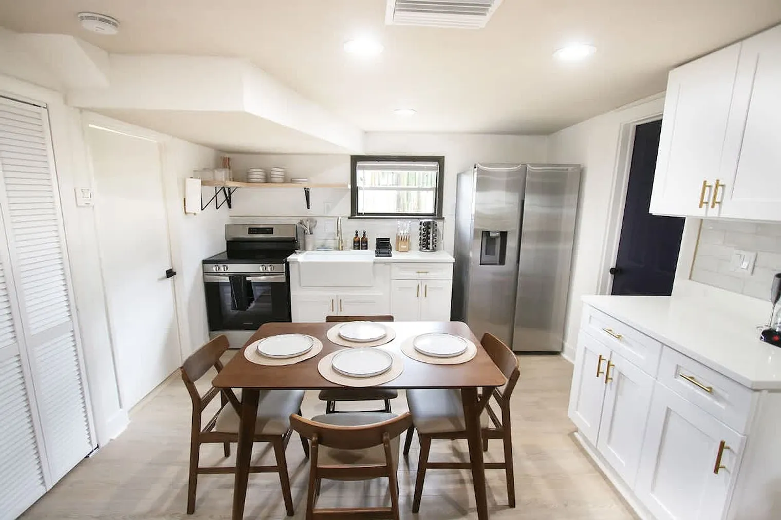2 bed, 1.0 bath, 8449 sqft, $4,245 — Photo 3