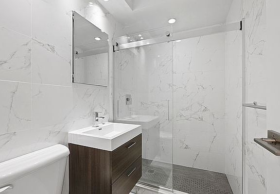 5th image of 330 W 58th St APT 14D