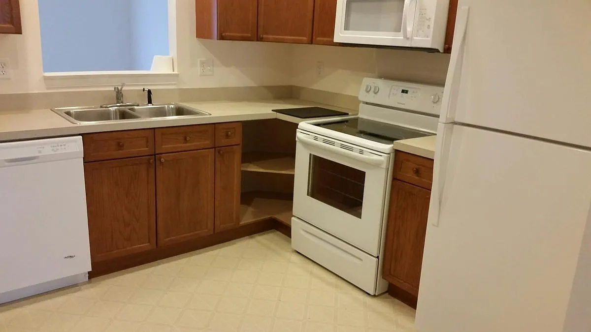 3 bed, 2.5 bath, 1280 sqft, $1,573 — Photo 3