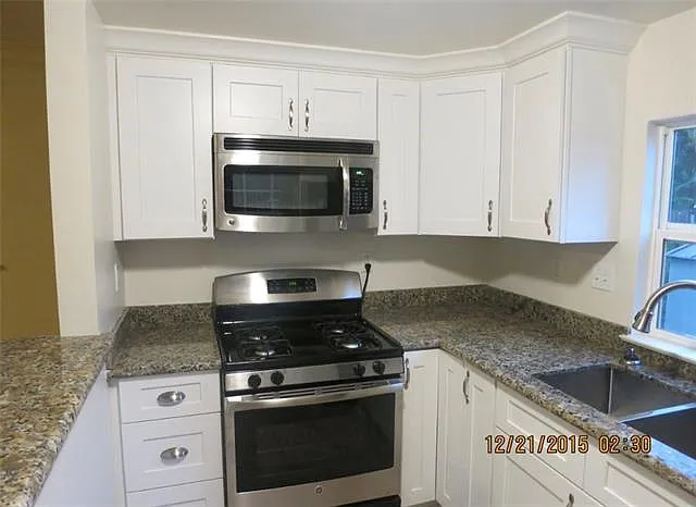 Studio, 1.0 bath, 320 sqft, $895 — Photo 3