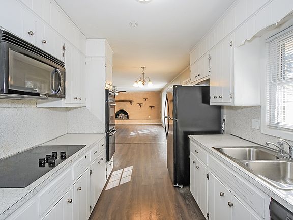 3rd image of 3043 Sprucewood Dr