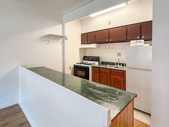 4th image of 2001 W Montrose Ave APT 2