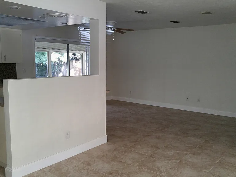 1726 SW 42nd Ave — Photo 2