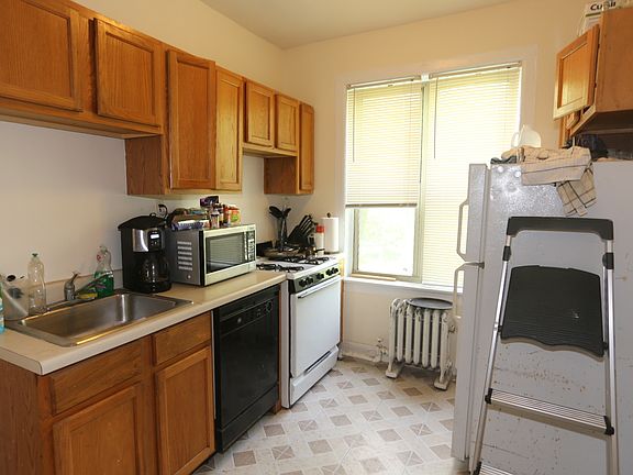 3rd image of 6970 N Greenview Ave APT 01