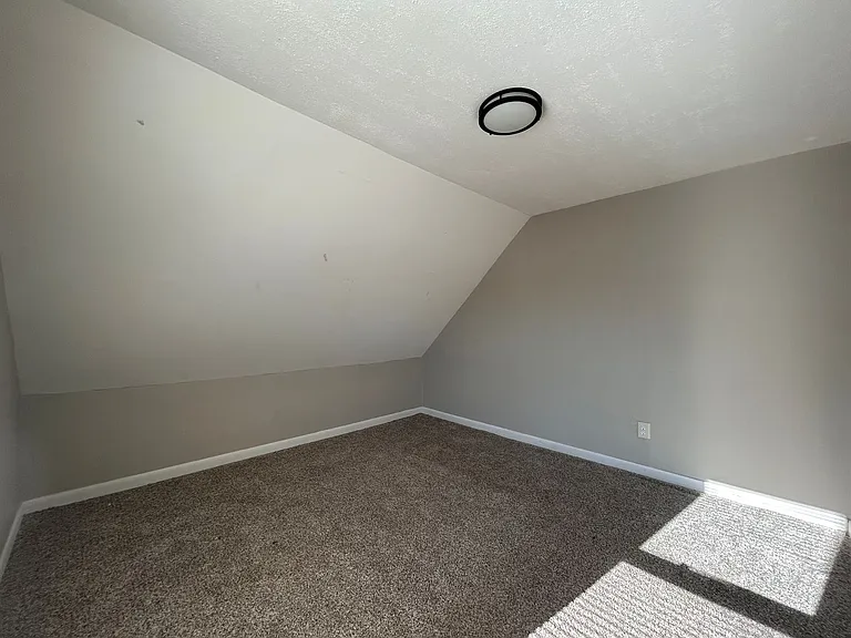308 Bartlett St W — Photo 4