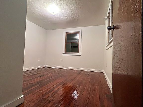 4th image of 25 Brook Ave